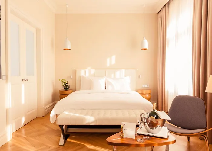 Sans Souci, Hotel